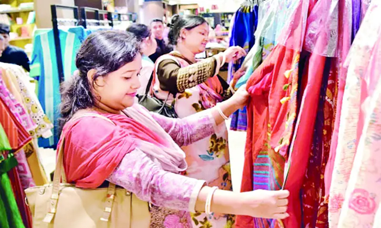 দুর্গাপূজা উপলক্ষে জমে উঠেছে পোশাকের বাজার