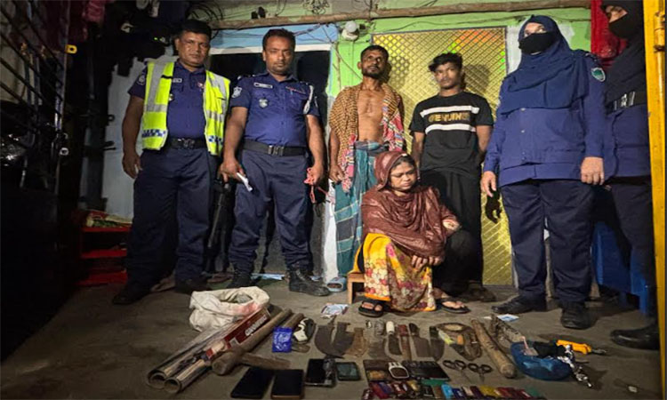 সাতক্ষীরায় যৌথবাহিনীর অভিযানে মাদকসহ তিন মাদক কারবারি আটক