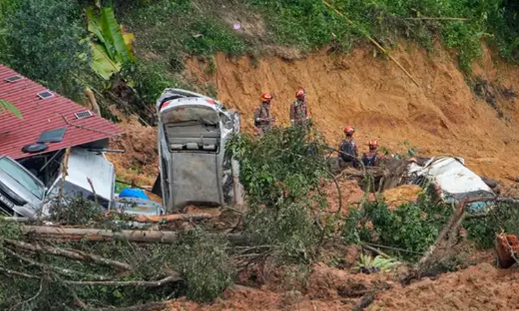 মালয়েশিয়ায় ভূমিধসে  নিহত ১২