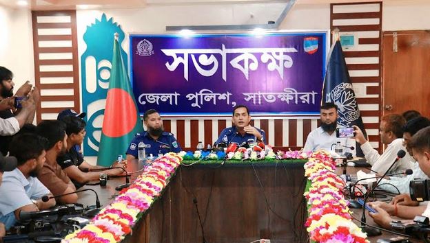 সাতক্ষীরায় শারদীয় দুর্গাপূজা উপলক্ষে পুলিশের মতবিনিময়