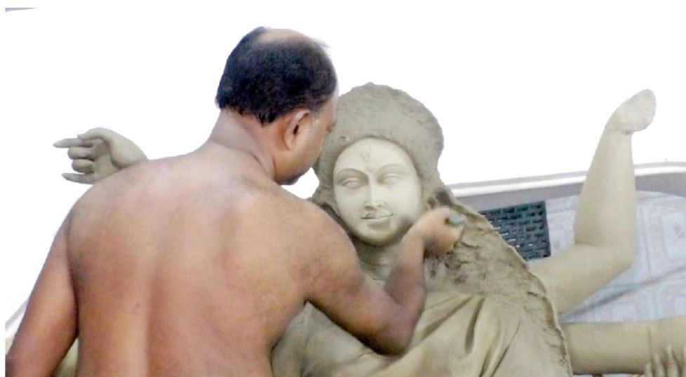 কুষ্টিয়ায় ব্যস্ত সময় পার করছেন প্রতিমা শিল্পীরা, ২৫০টি মন্ডপে এবার দুর্গাপূজা 