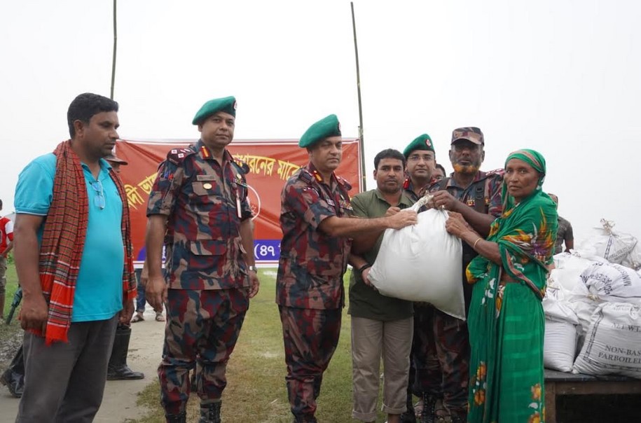 কুষ্টিয়ার সীমান্তবর্তী পদ্মা নদীর ভাঙনে ক্ষতিগ্রস্ত মানুষের পাশে বিজিবি