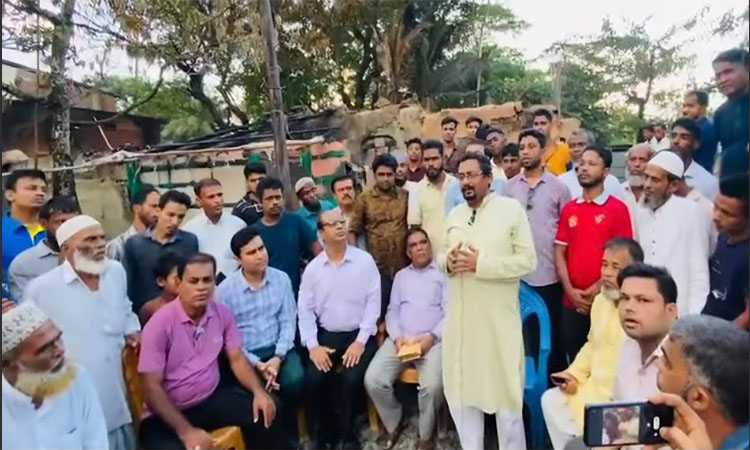 চট্টগ্রামের বাঁশখালীতে অগ্নিকাণ্ডে ক্ষতিগ্রস্ত পরিবারের পাশে বিএনপি
