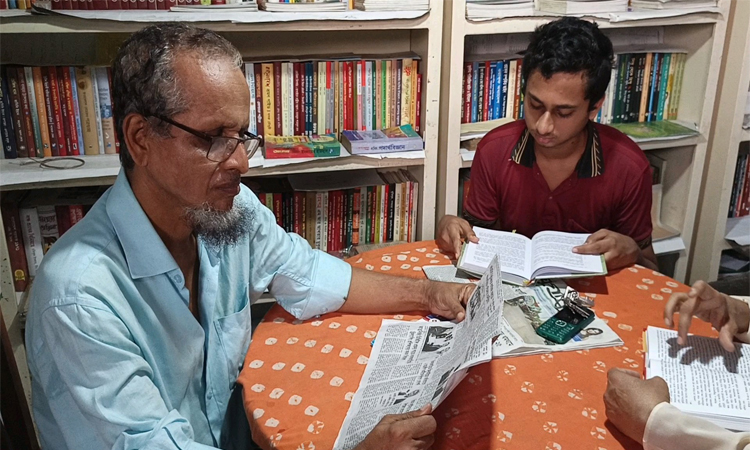 ঝালকাঠিতে প্রতিবন্ধী যুবকের উদ্যোগে গ্রন্থাগার,  আশার আলো দেখছেন তরুণ পাঠকরা