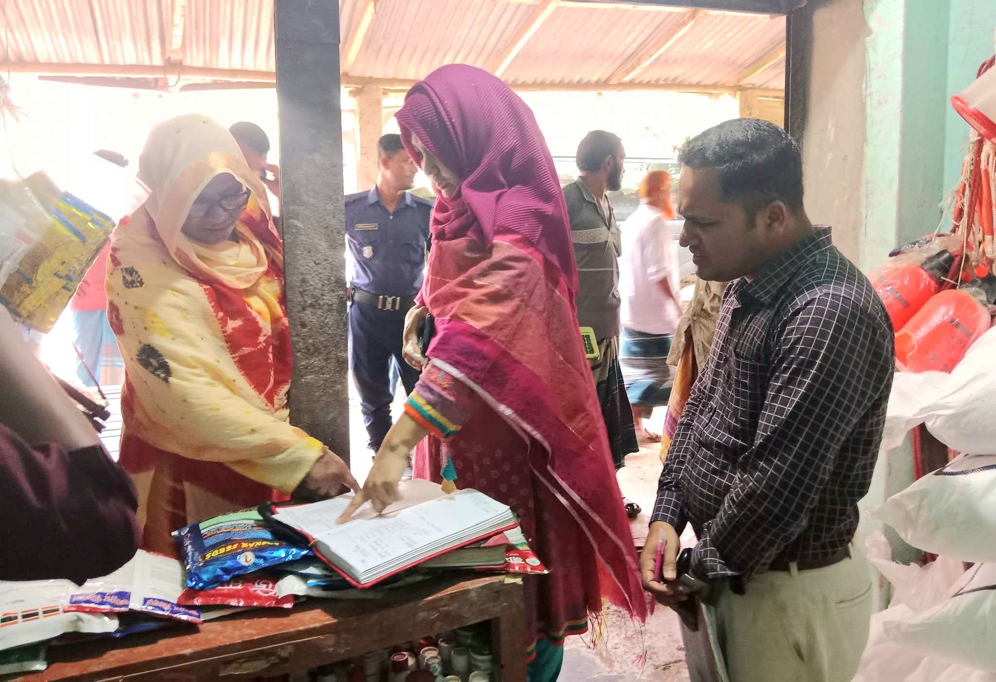 ঝিনাইদহে সার-কীটনাশকের দোকানে অভিযান, জরিমানা