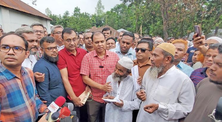 বগুড়ায় অগ্নিকাণ্ডে ক্ষতিগ্রস্ত পরিবারকে আর্থিক সহায়তা 