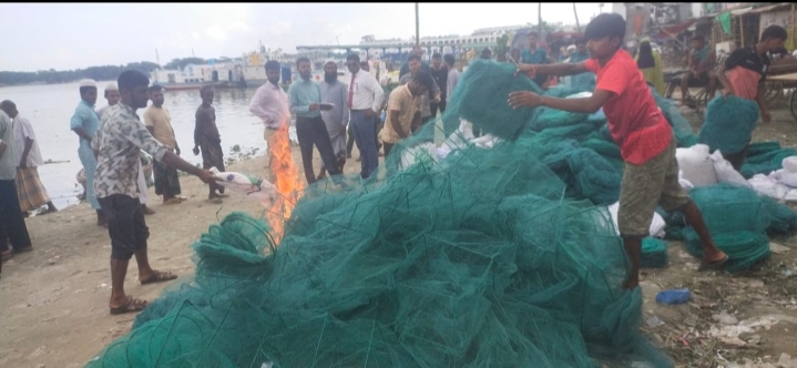 বরিশালে অবৈধ জাল জব্দ পূর্বক পুড়িয়ে বিনষ্ট 