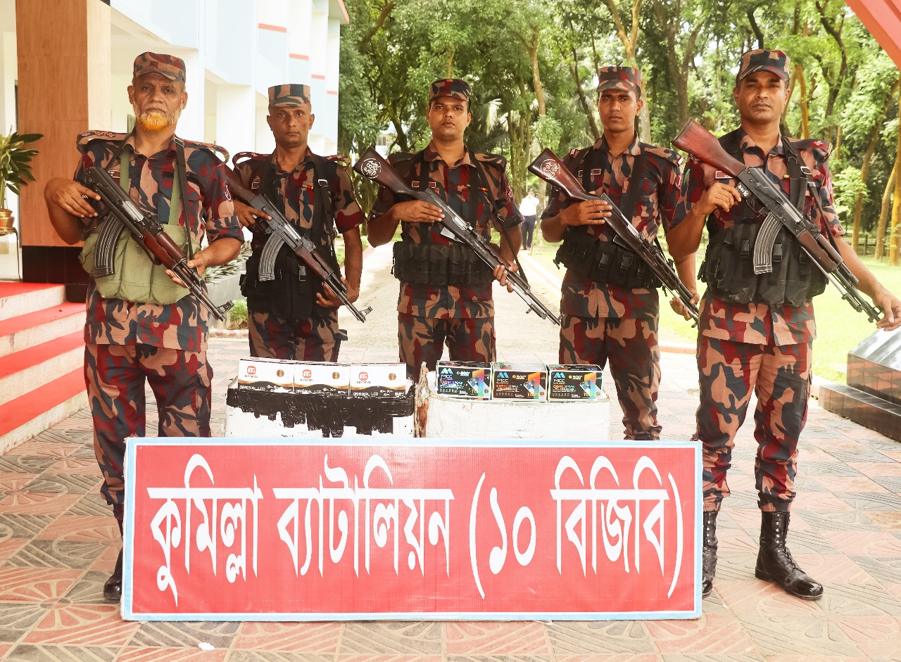 কুমিল্লায় ৮৬ লাখ টাকার ভারতীয় মোবাইল ডিসপ্লে আটক 