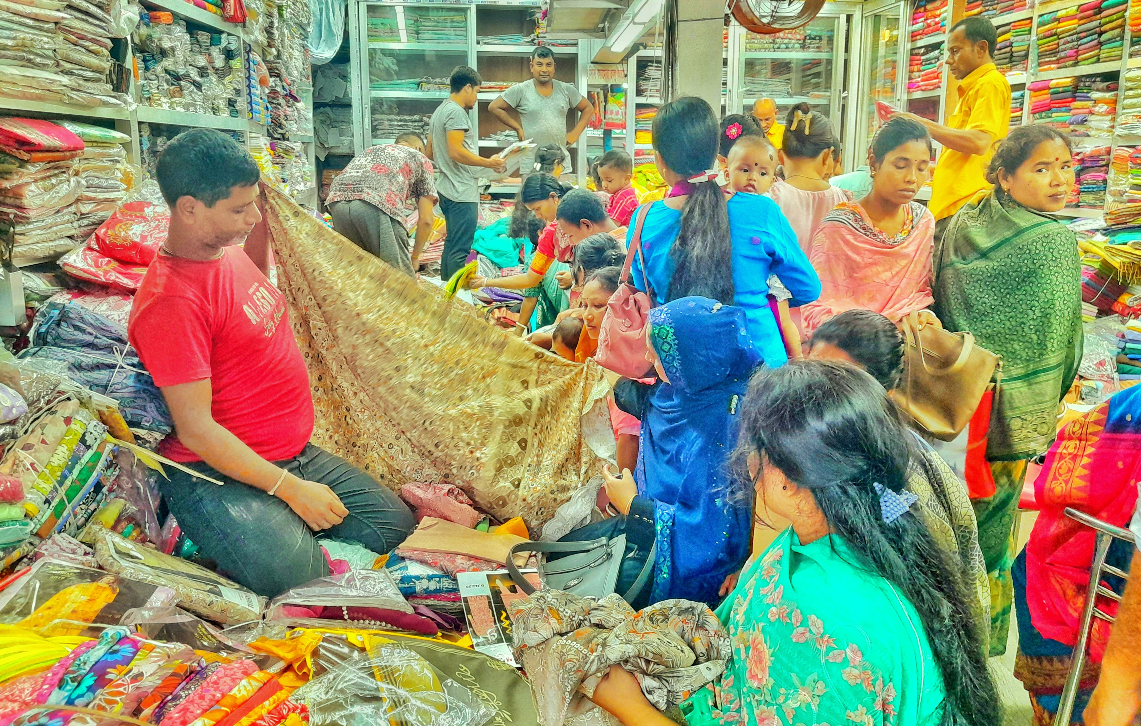 দুর্গাপূজা উপলক্ষে লালমনিরহাটে জমে উঠেছে কেনাকাটা