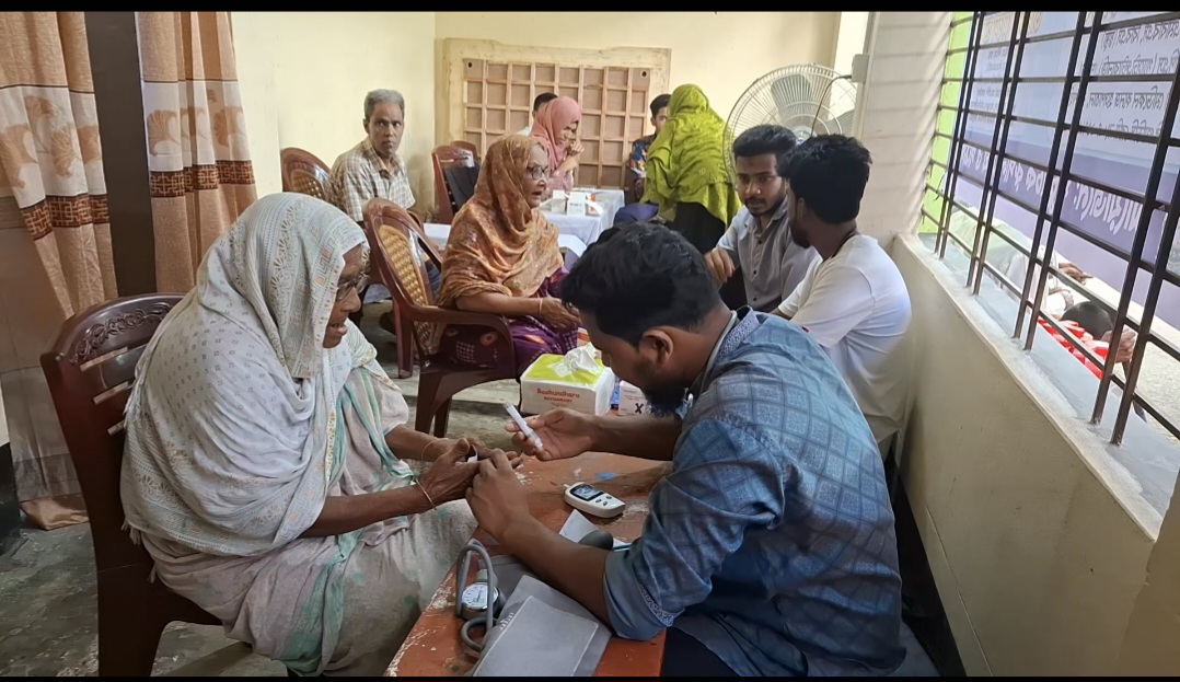 জয়পুরহাটে বিনামূল্যে স্বাস্থ্যসেবা পেল শতাধিক মানুষ