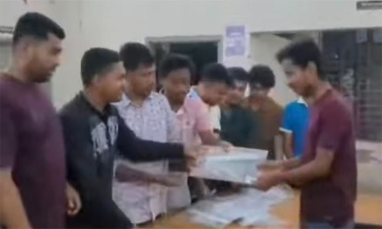 ঢাকা কলেজে ছাত্রদলের শিক্ষা উপকরণ বিতরণ