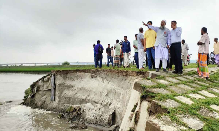 তিস্তা সেতু রক্ষা বাঁধের ভাঙন পরিদর্শনে এলজিইডি