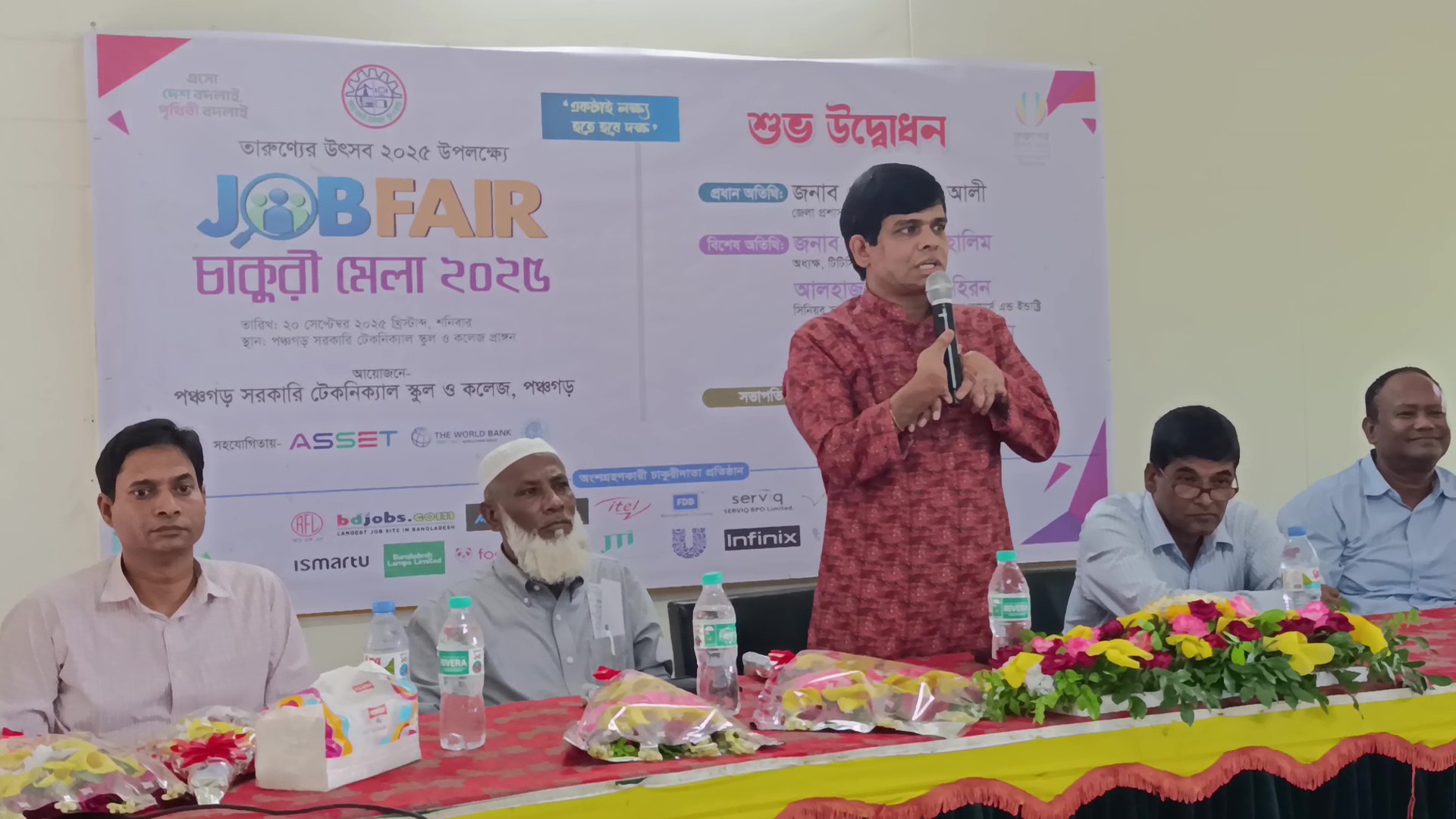পঞ্চগড়ে চাকরি মেলায় তরুণদের উপচে পড়া ভিড়