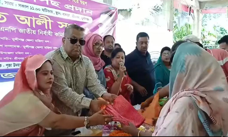 দুর্গাপূজা উপলক্ষে শ্রীনগরের মন্দিরে উপহার সামগ্রী বিতরণ মহিলা দলের