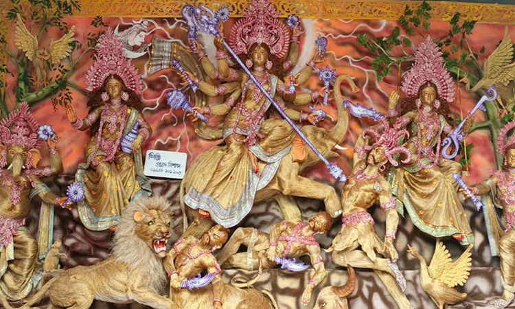 সাতক্ষীরায় সবার নজর মুরারিকাটির পাটের তৈরি প্রতিমার দিকে