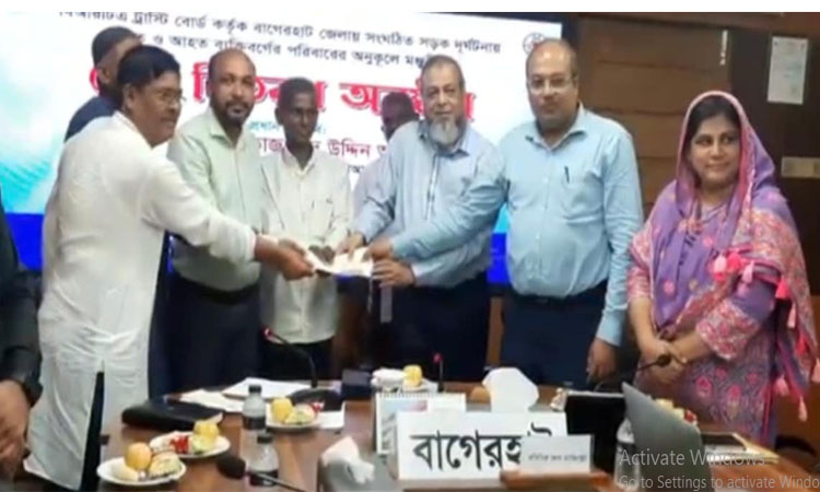 বাগেরহাটে সড়ক দুর্ঘটনায় নিহতদের পরিবারকে ২০ লাখ টাকার চেক প্রদান