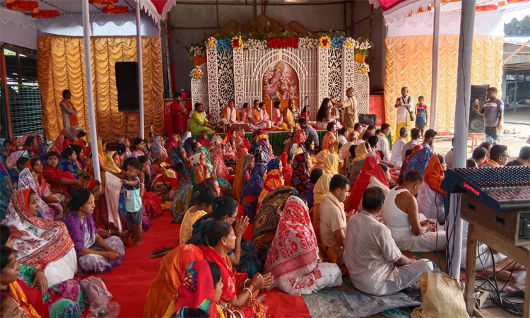 মাগুরায় মণ্ডপে মণ্ডপে পূর্বপুরুষদের স্মরণে অর্পণ