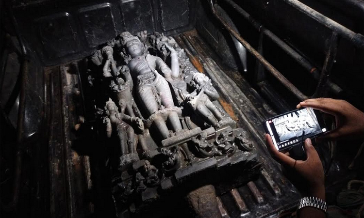 বগুড়ায় ৫ মণ ওজনের কষ্টিপাথরের মূর্তি উদ্ধার