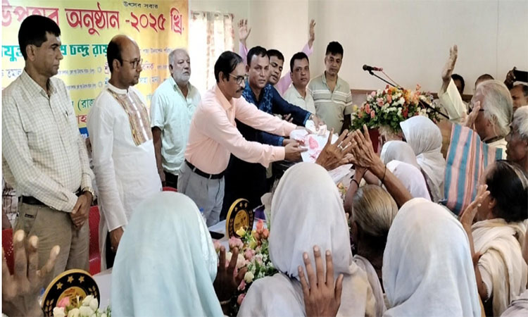 দুর্গাপূজা উপলক্ষে চাঁদপুরে ৩০০ নারী-পুরুষকে উপহার 