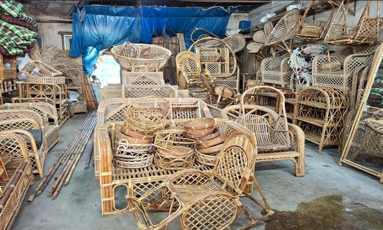 হারিয়ে যাচ্ছে রাজশাহীর ঐতিহ্যবাহী বেত শিল্প