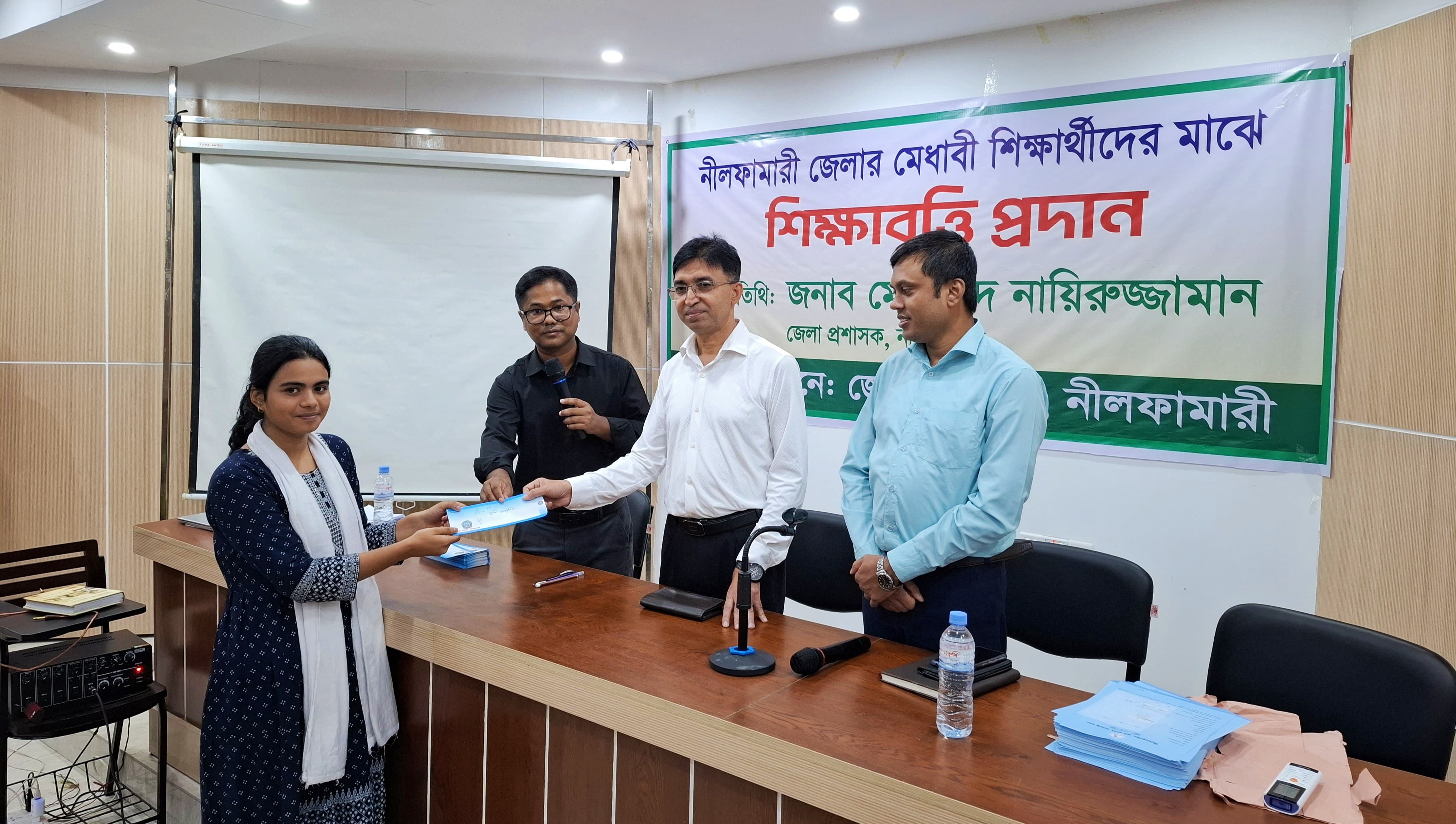 নীলফামারীতে মেধাবী শিক্ষার্থীদের শিক্ষাবৃত্তি প্রদান