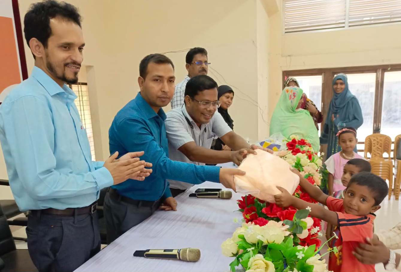 নওগাঁয় শিক্ষার্থীদের স্কুলমুখী করতে অর্থ সহায়তা