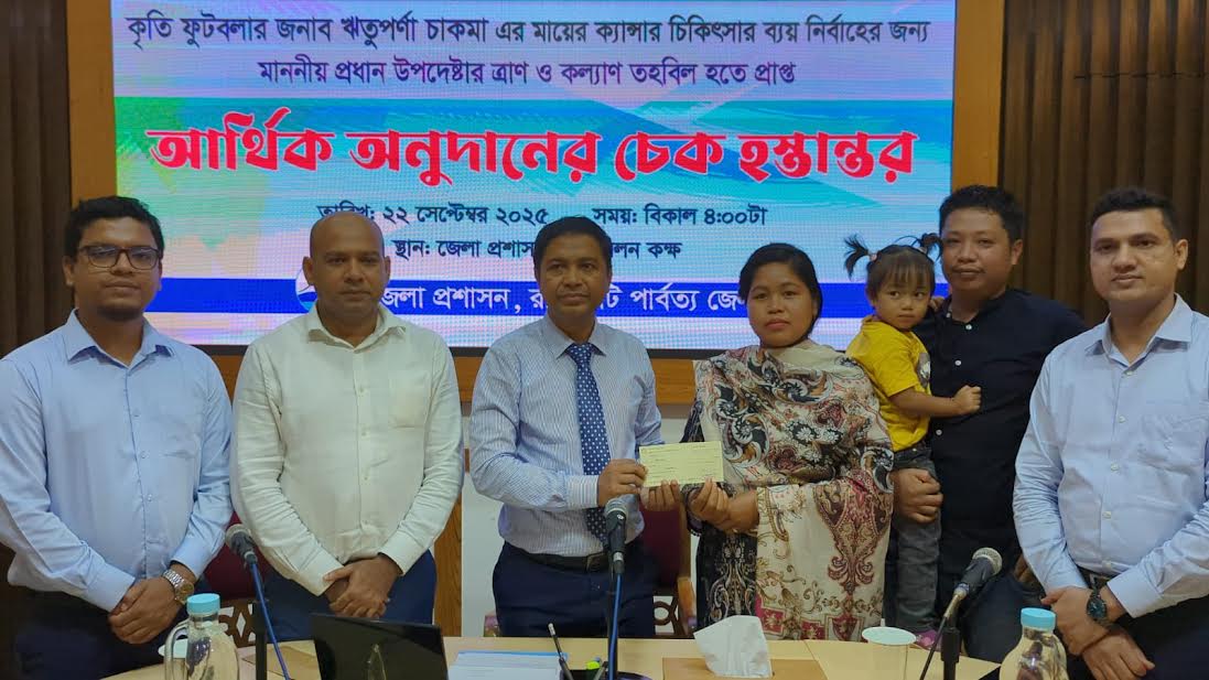 ঋতুপর্ণার মায়ের চিকিৎসায় প্রধান উপদেষ্টার অনুদানের চেক হস্তান্তর