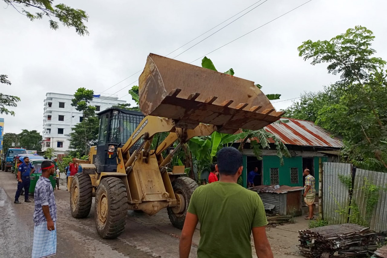 চাঁদপুরে সড়কের পাশের শতাধিক স্থাপনা উচ্ছেদ