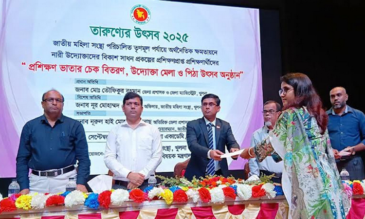 খুলনায় তৃণমূল নারী উদ্যোক্তাদের প্রশিক্ষণ ভাতার চেক বিতরণ