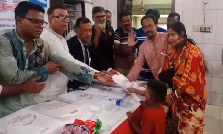 নারায়ণগঞ্জে লোকনাথ আশ্রমে পূজা উপহার বিতরণ বিএনপির