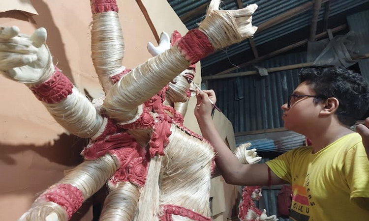 ব্যস্ত সময় পার করছেন নাটোরের প্রতিমাশিল্পীরা