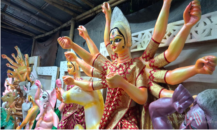 রাজশাহীর মণ্ডপে মণ্ডপে চলছে শেষ মুহূর্তের কাজ