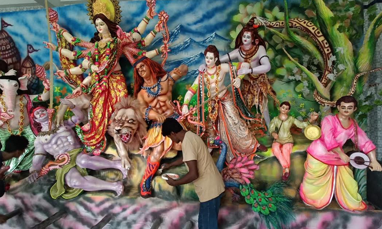 নওগাঁয় প্রতিমা তৈরি শেষ, চলছে সাজসজ্জার কাজ 