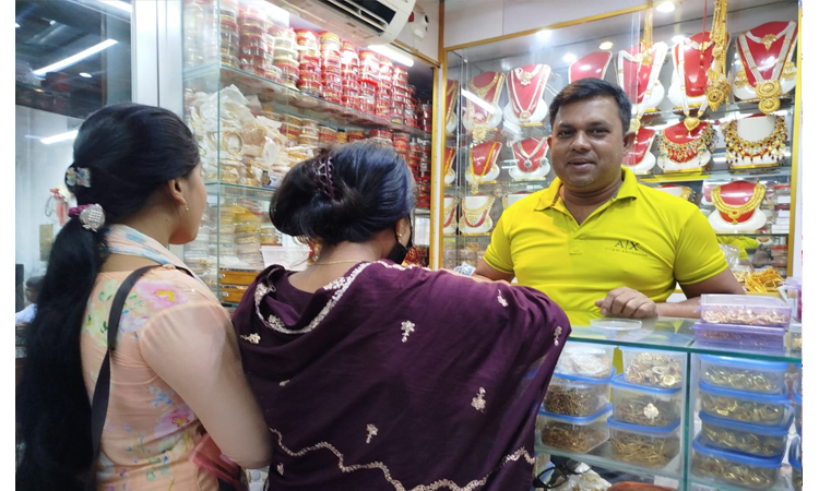 নড়াইলে পূজার কেনাকাটা চলছে মধ্যরাত পর্যন্ত