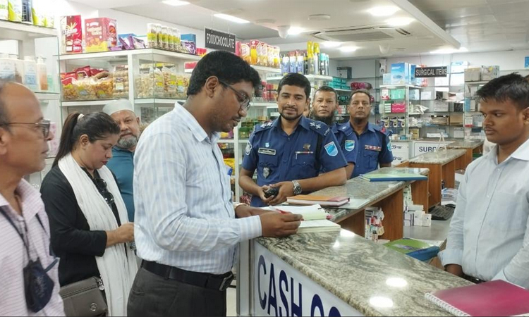মুন্সীগঞ্জে মেয়াদোত্তীর্ণ ওষুধ রাখায় ফার্মেসিকে জরিমানা