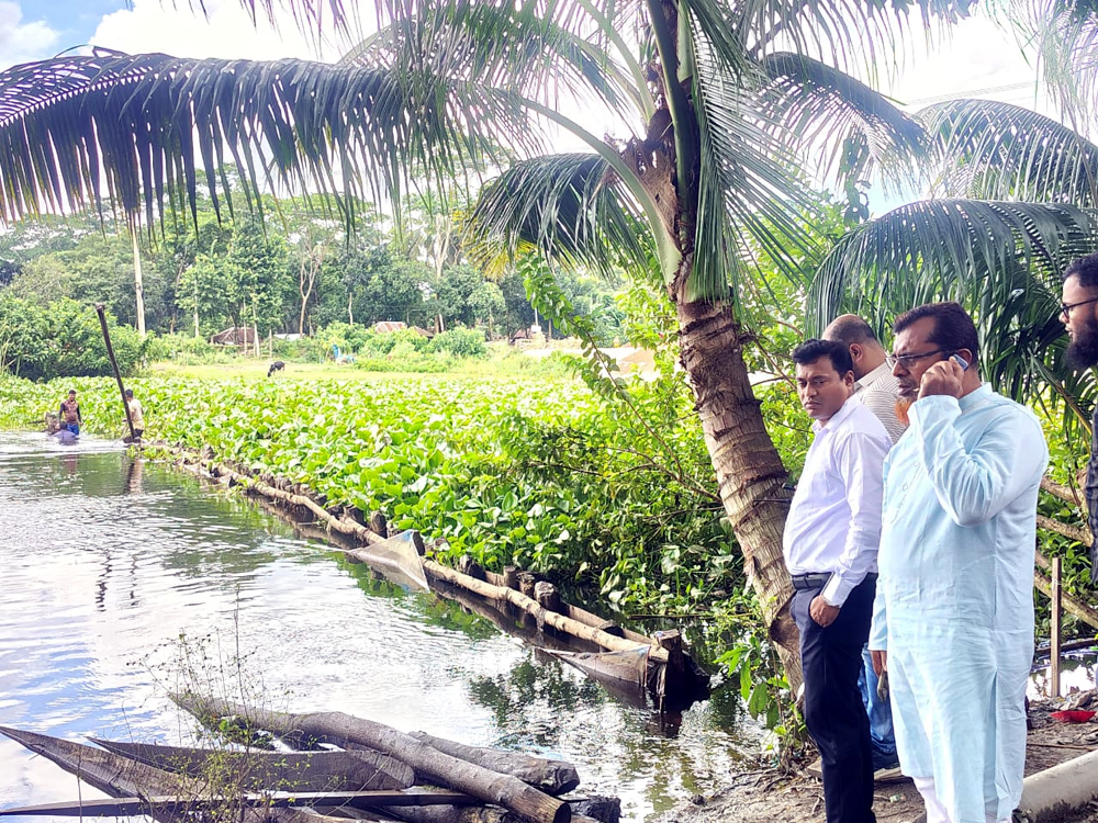 গোপালগঞ্জে খালের বাঁধ অপসারণ করলো প্রশাসন