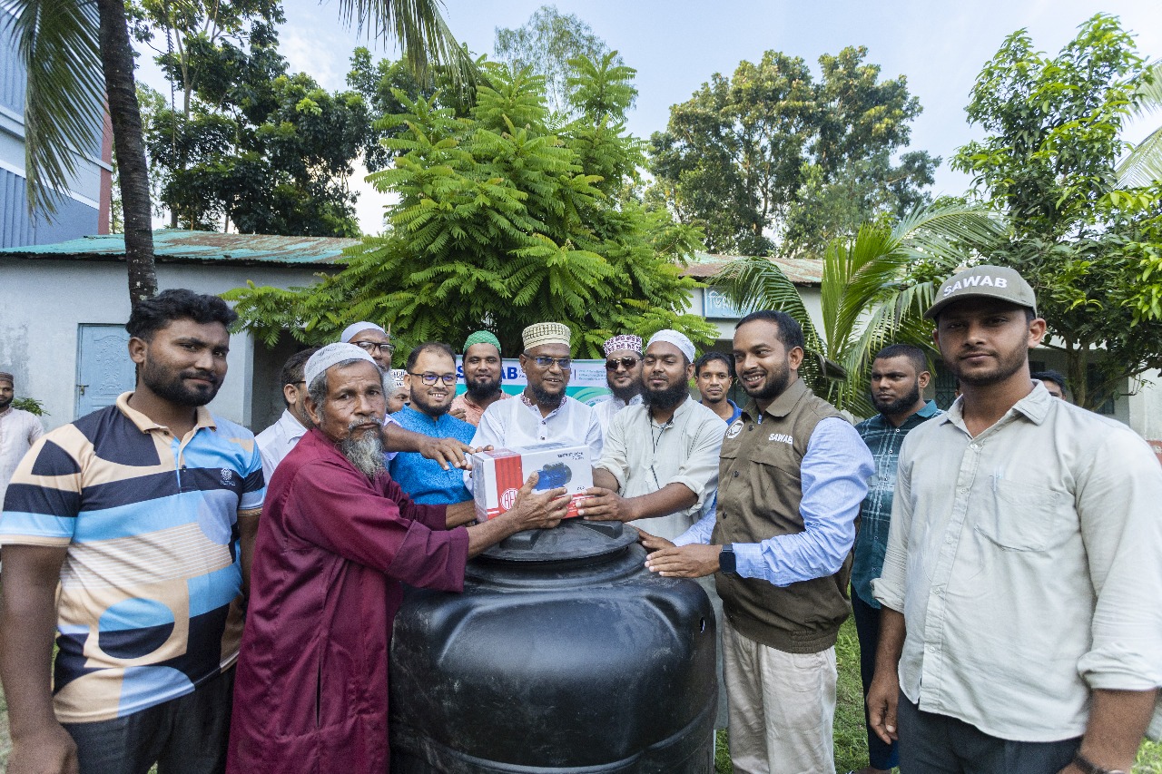 লালমনিরহাটে অজুুখানার নির্মাণসামগ্রী বিতরণ