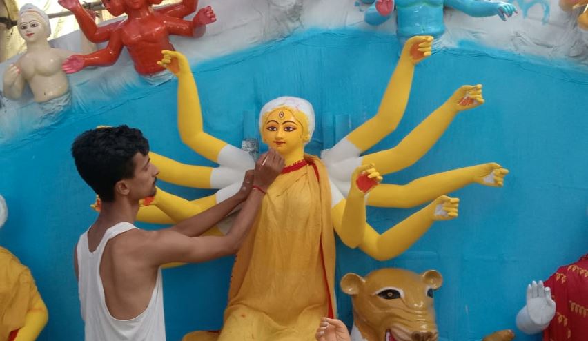 অদম্য ইচ্ছায় স্কুলছাত্র জয় এখন জনপ্রিয় ভাস্কর ‎