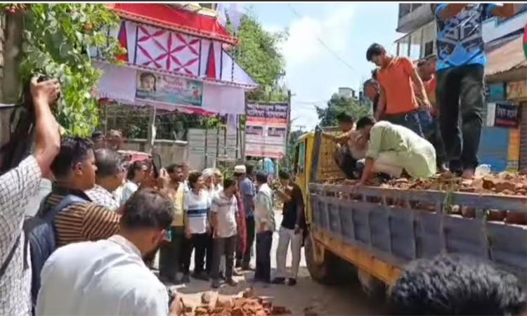দুর্গাপূজায় নির্বিঘ্ন যাতায়াতে রাস্তা সংস্কার মানিকগঞ্জ ছাত্রদলের