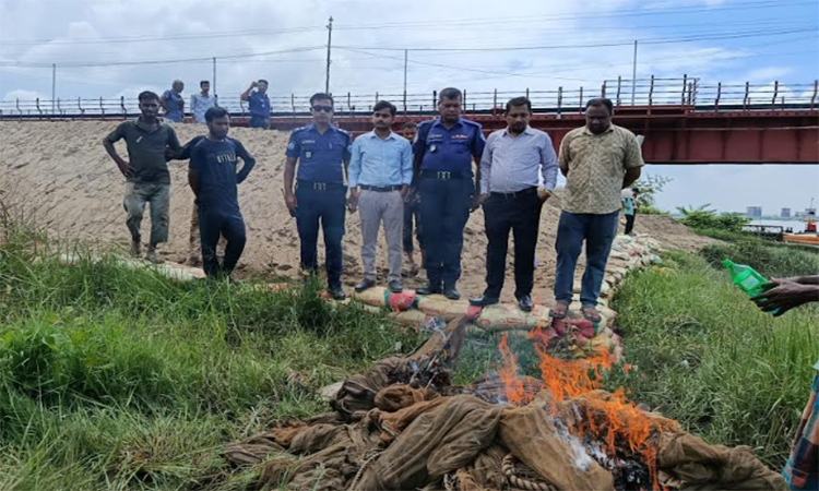 কর্ণফুলী নদী থেকে চরঘেরা জাল জব্দ