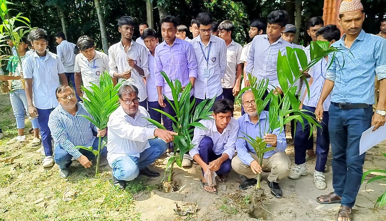 সিরাজগঞ্জে বৃক্ষরোপণ ও আন্তশ্রেণি ফুটবল প্রতিযোগিতা অনুষ্ঠিত