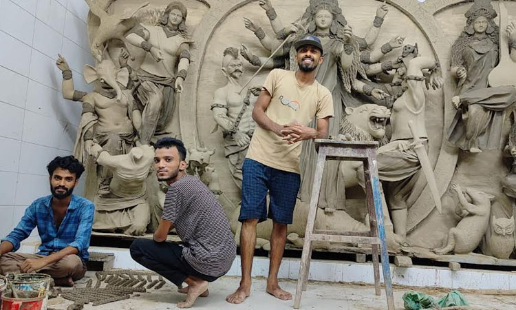 চাঁপাইনবাবগঞ্জে চলছে পূজার শেষ মুহূর্তের কাজ