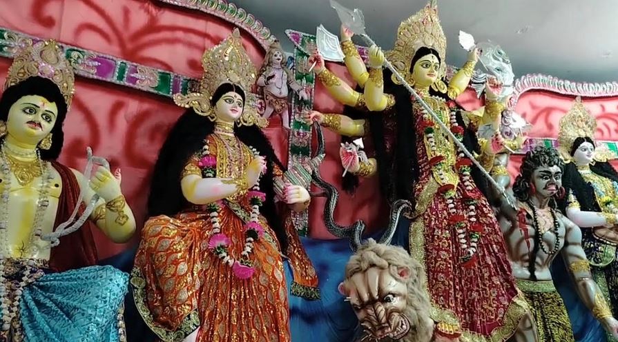 সন্ধ্যায় পূজা, মন্দিরে মন্দিরে চলছে শেষ মুহূর্তের প্রস্তুতি 