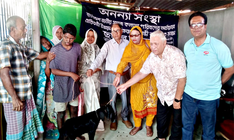 দিনাজপুরে ছাগল ও হুইল চেয়ার বিতরণ