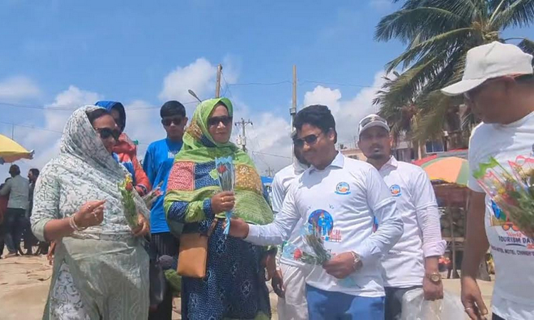 বিশ্ব পর্যটন দিবসে কুয়াকাটায় পর্যটকদের ফুল দিয়ে বরণ