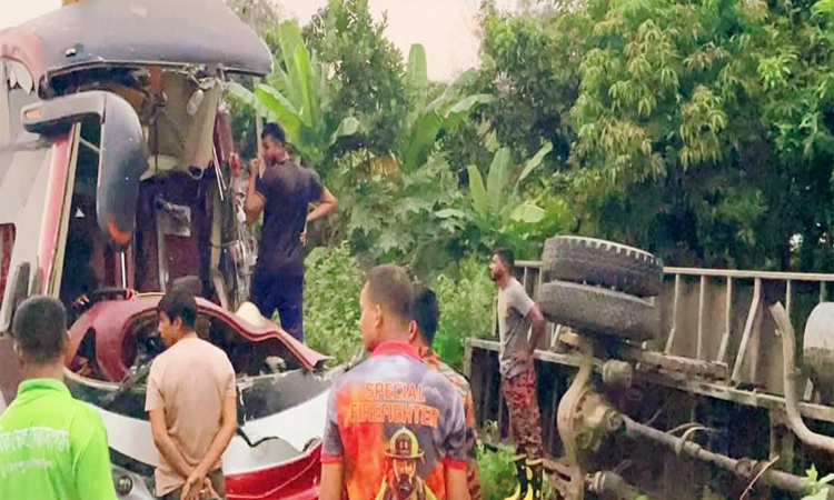 মিরসরাইয়ে কাভার্ডভ্যানে বাসের ধাক্কায় হেলপার নিহত