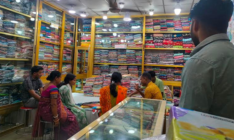সুনামগঞ্জে শারদীয় দুর্গাপূজায় জমে ওঠেছে হাটবাজার
