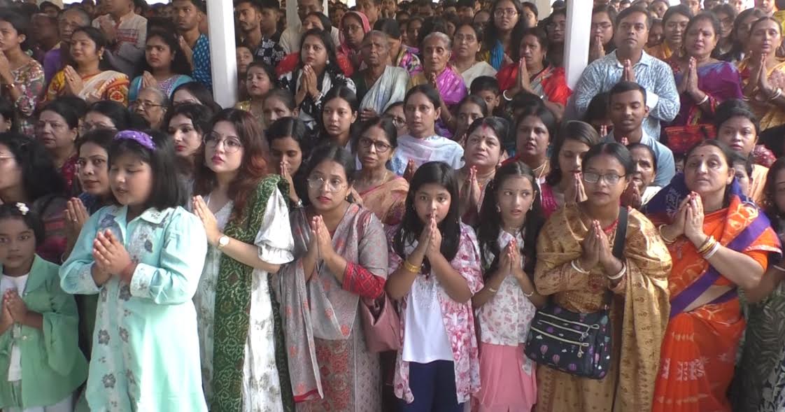 ময়মনসিংহে মহাসপ্তমীর অঞ্জলিতে ব্যস্ত পূজারীরা