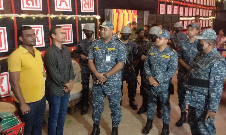 ভোলায় দুর্গোৎসবে মণ্ডপ পরিদর্শনে নৌবাহিনী