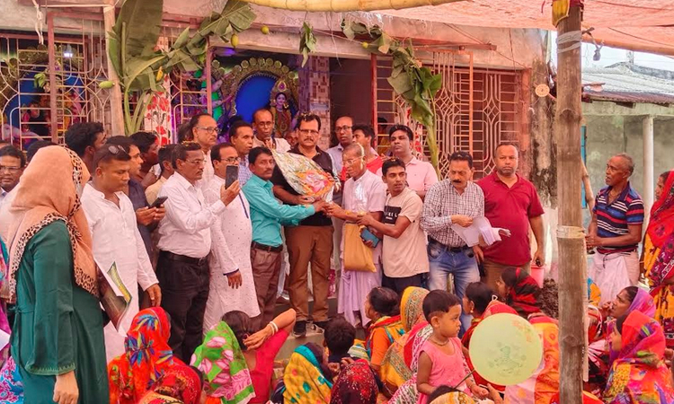সাতক্ষীরায় পূজা মণ্ডপ পরিদর্শনে বিএনপির কেন্দ্রীয় নেতা